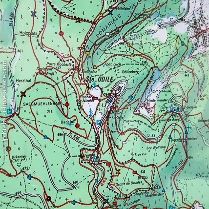 Der Vogesenclub gibt detaillierte Karten und Streckenfhrer heraus, in denen die ausgeschilderten Wege verzeichnet sind (die findet man berall im Handel).