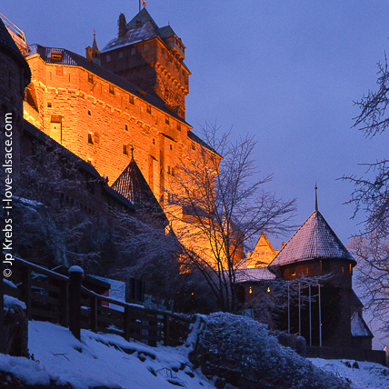 L'imposant château du Haut Koenigsbourg se visite en toute saison. Par temps de neige, c'est magique!