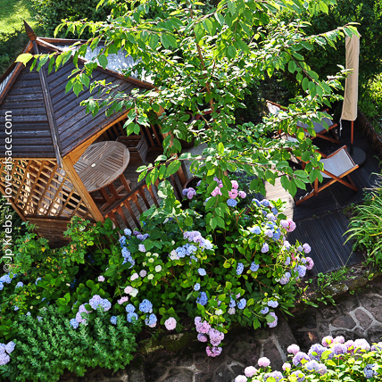 Zur Ferienwohnung DER WANDERER gehört auch eine Gartenterrasse mit Gartenhaüschen