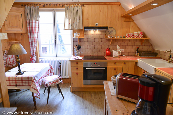 Our apartments are organized and decorated in a way to offer you a romantic and restful stay. Here the kitchen in the Mountain Hiker gite.