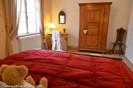 Chambre à coucher du gite Le Randonneur avec un lit king size (180 x 200 cm). Idéal pour les séjours romantiques en amoureux et bien sûr pour un sommeil réparateur!