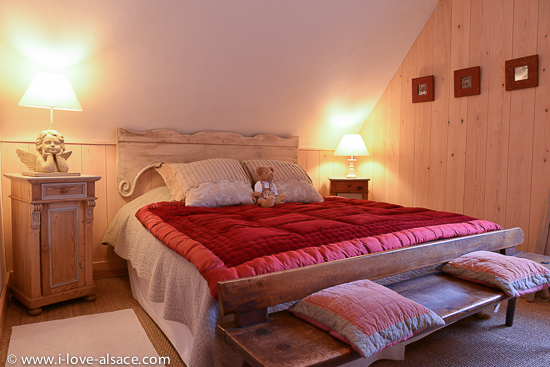 Une literie belle et confortable vous permettra de profiter pleinement de vos vacances en Alsace! La chambre de l'appartement le Randonneur dispose d'un lit double King size de 180 x 200 cm.